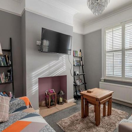 Entire 2-Bedroom House With Garden Йорк Экстерьер фото